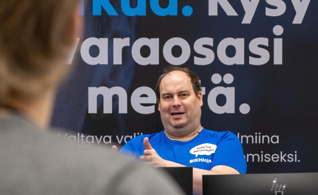 IKH-myymälän myyjä palvelemassa asiakasta
