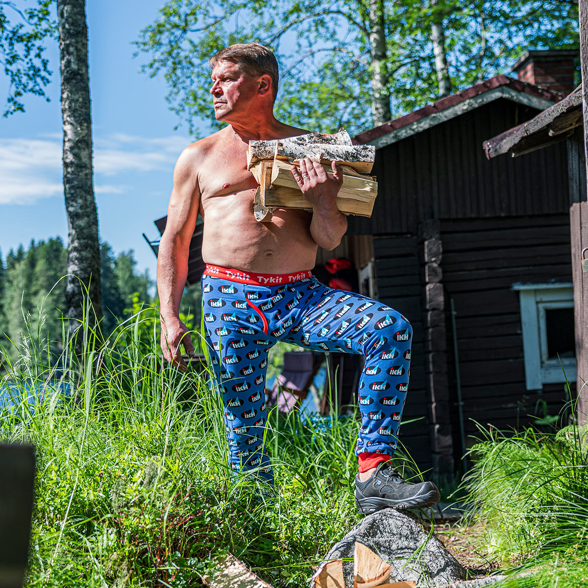Mies polttopuoden haussa pitkissä kalsareissa