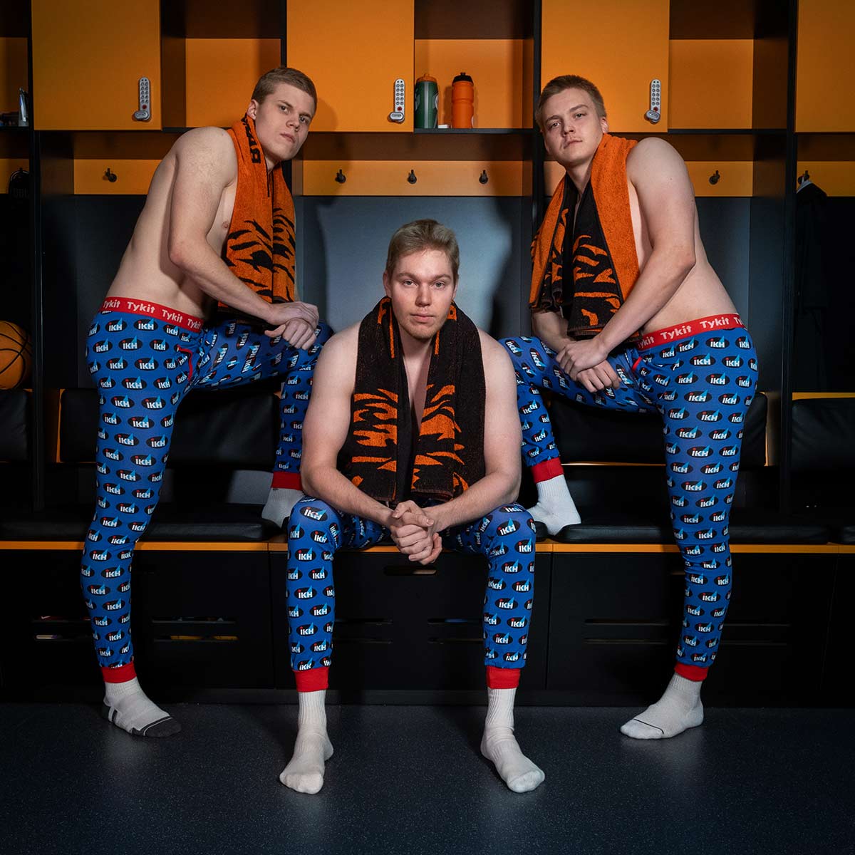 Karhu Basket pelaajat kalsareissa