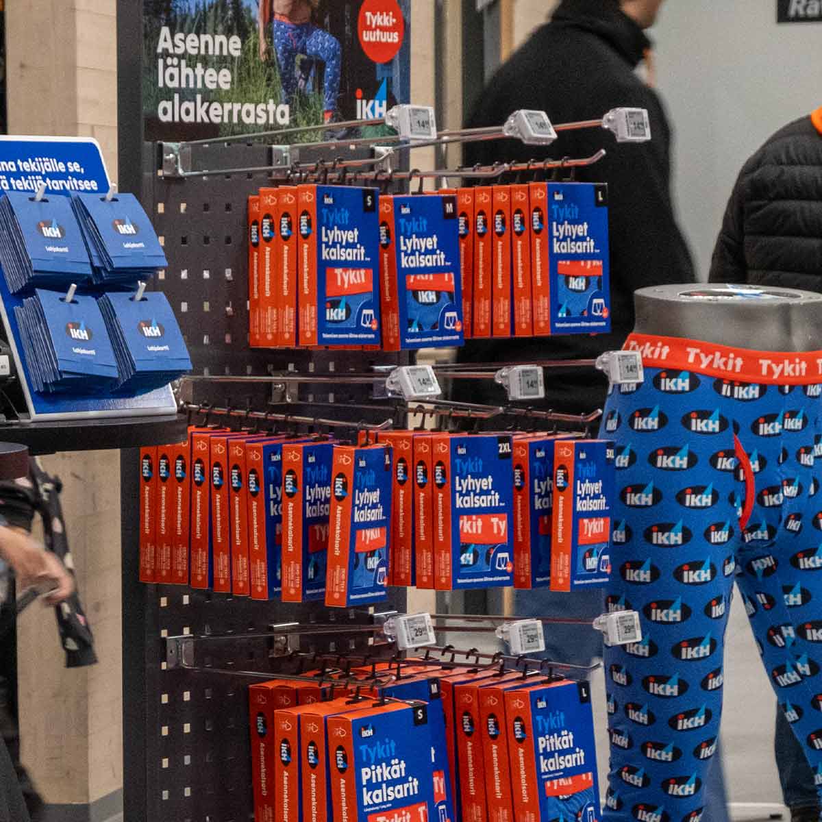 Myyntihylly kalsareilla ja mallinukella