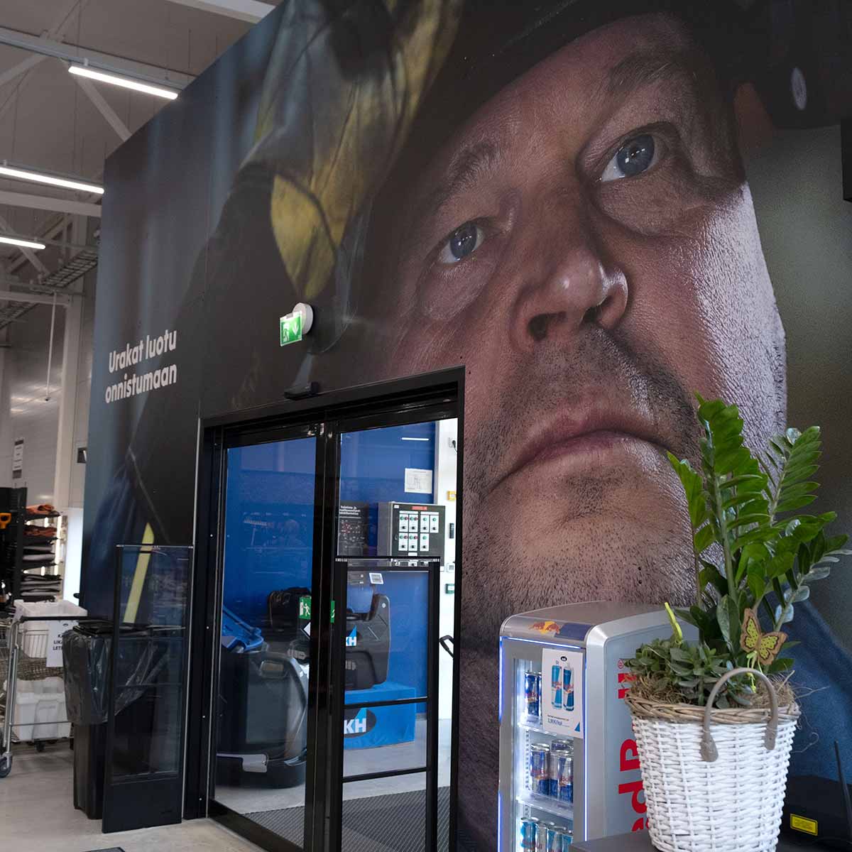 IKH-myymälä seinätuloste työmies